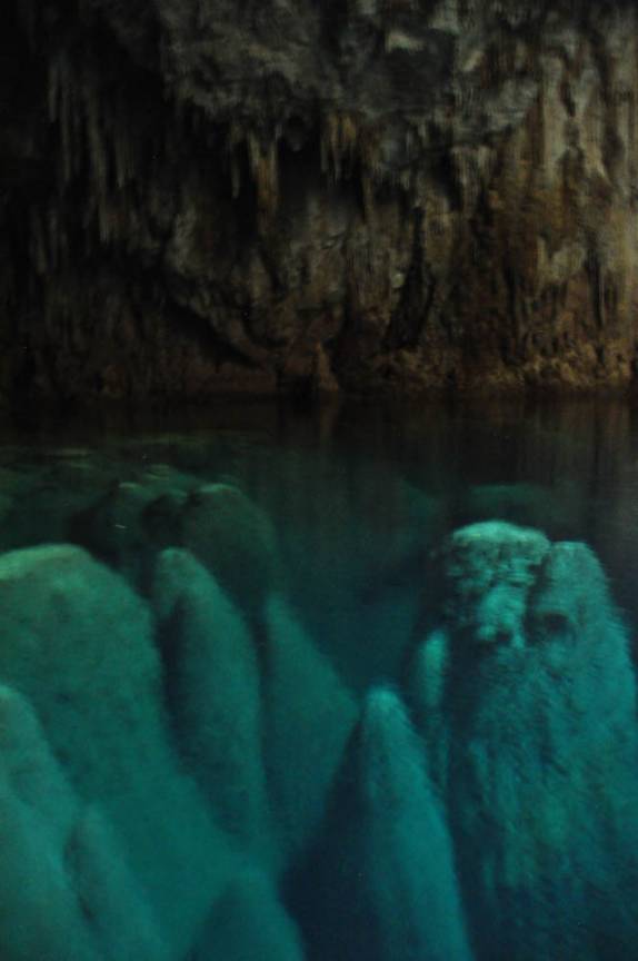 Formações abaixo e acima d'água no Abismo de Anhumas, em Bonito, no Mato Grosso do Sul